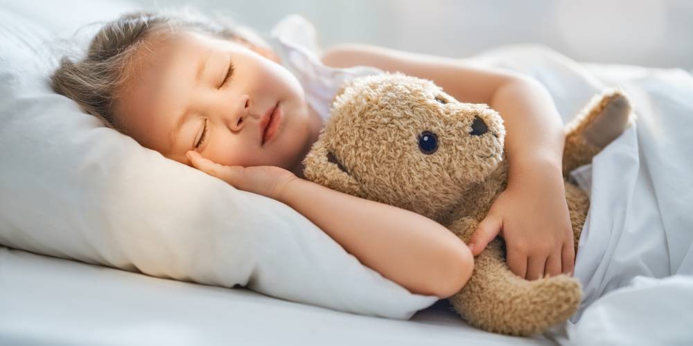 symboldbild-kleinkind-schlaeft-im-bett
