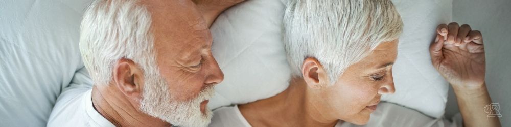 symboldbild-aelteres-paar-hat-erholsamen-schlaf