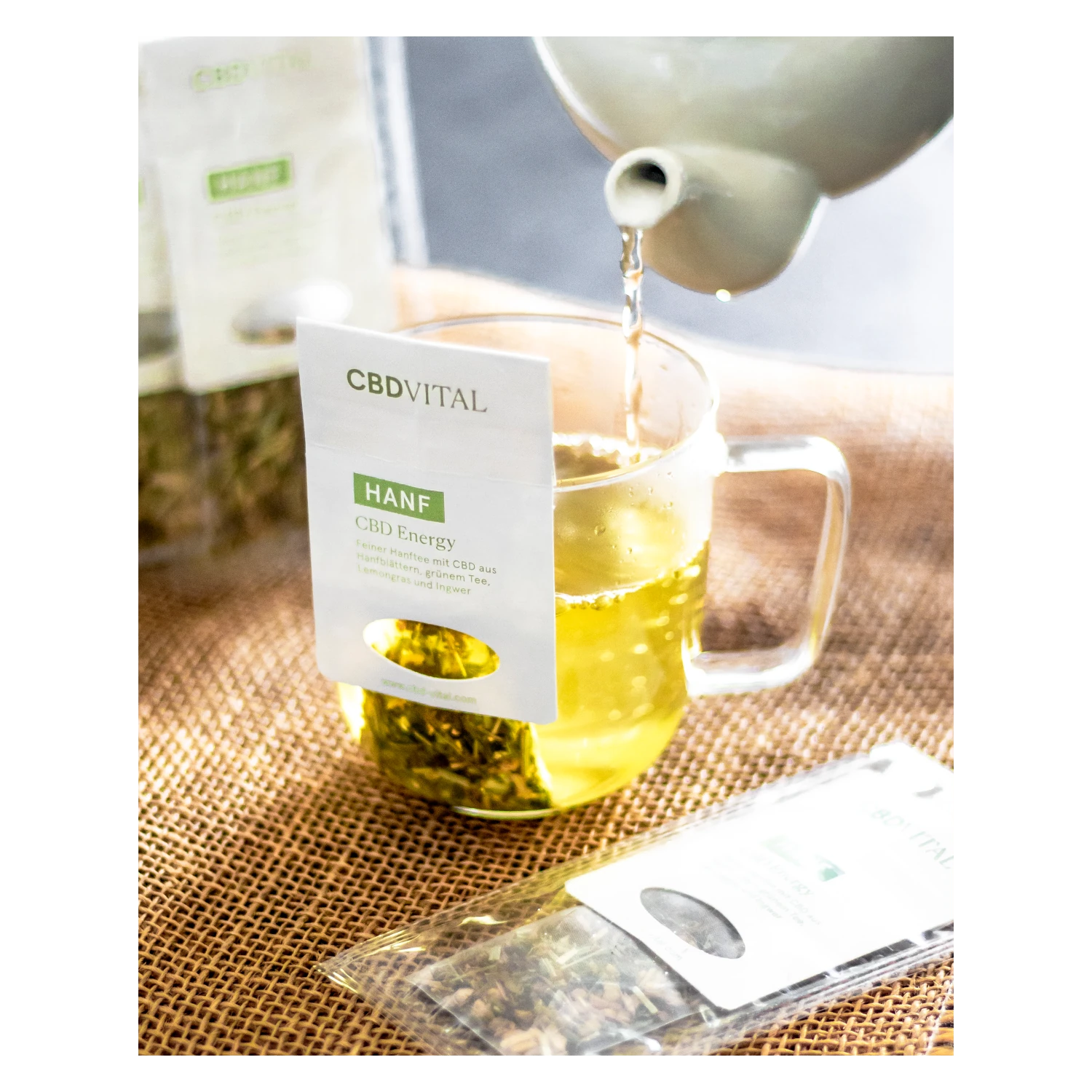 CBD Energy Tee von CBD VITAL – Hanf-Kräutertee frisch aufgebrüht im Glas. Jetzt bestellen auf cbd-cannabidiol.de.