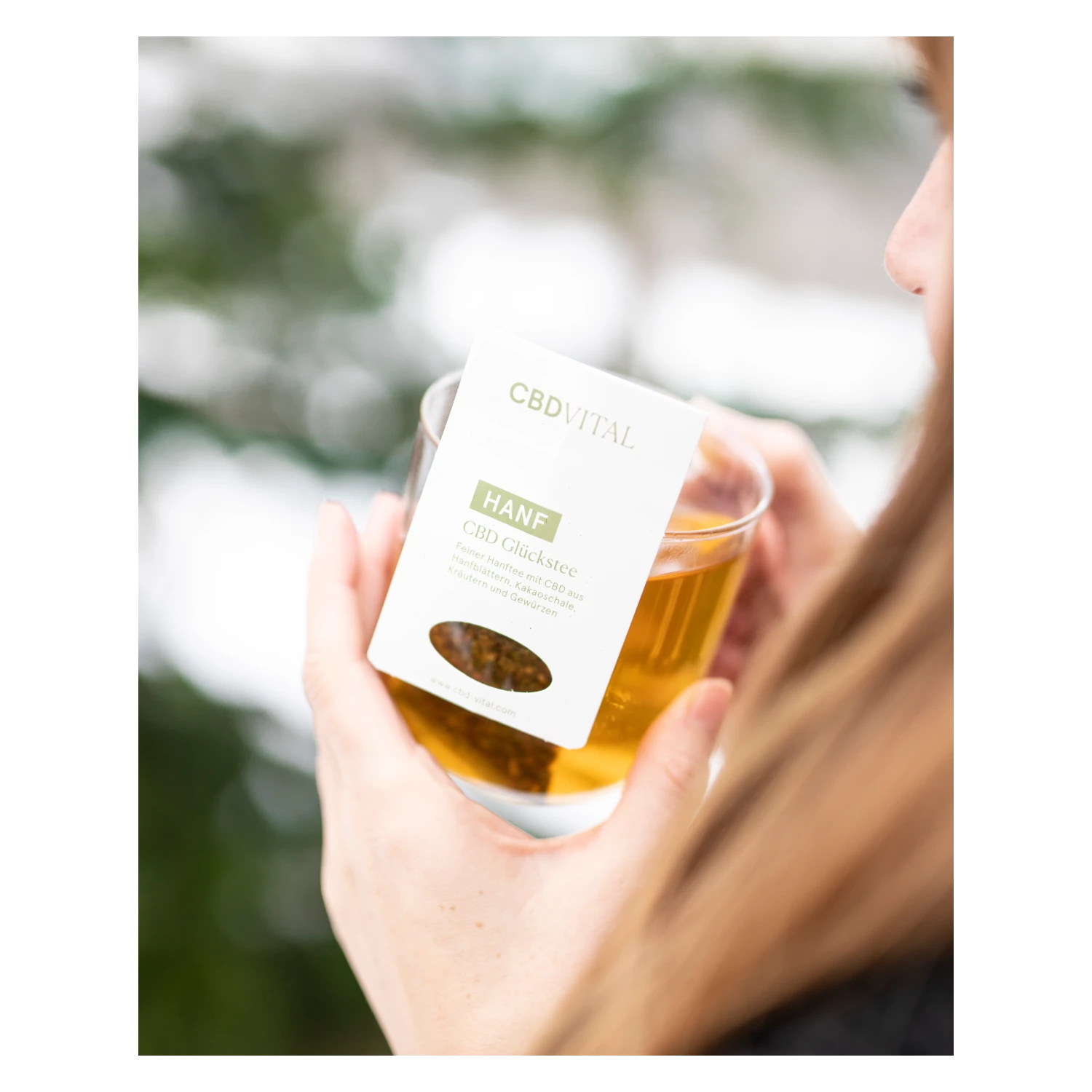 CBD VITAL BIO Glücks Tee – eine Person hält ein Glas mit aufgebrühtem Hanftee in der Hand. Jetzt auf cbd-cannabidiol.de entdecken.
