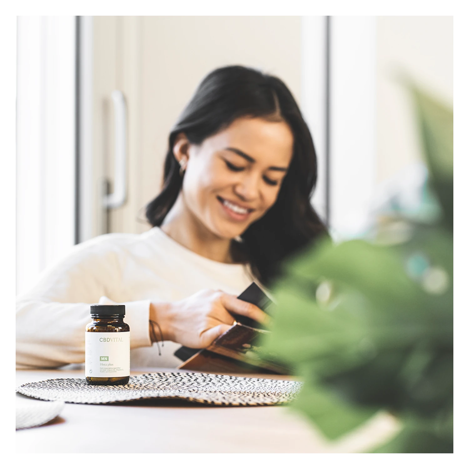 CBD VITAL Hista plus – Lifestyle-Bild mit Nahrungsergänzung für Histaminabbau, erhältlich bei cbd-cannabidiol.de